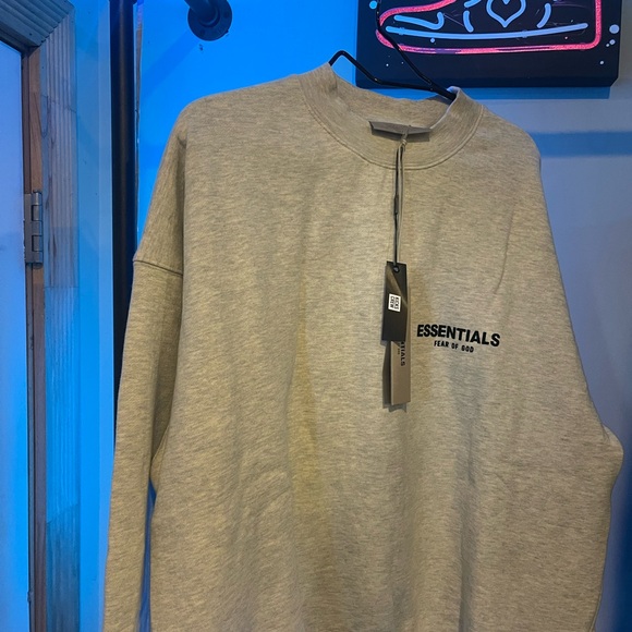 ESSENTIAL FEAR OF GOD Crewneck Unisex 
Light Oatmeal Color 
Size M
Brand new - Picture 3 of 6